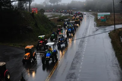 CAXIAS DO SUL, RS, BRASIL, 07/09/2021. Apoiadores do presidente Jair Bolsonaro realizam ato em defesa do governo. Tratores, caminhões e carros fazem carreata da Rota do Sol até o centro de Caxias do Sul. Na foto, Tratoraço, chega no entroncamento da ERS-453 (Rota do Sol) com a BR-116. (Porthus Junior/Agência RBS)<!-- NICAID(14883414) -->