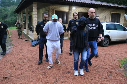Viamão, RS, BRASIL, 20/06/2024-  Um grupo suspeito de falsificar documentos no Rio Grande do Sul para vender terrenos milionários em Santa Catarina é alvo de operação policial nesta quinta-feira (20). Dois irmãos são suspeitos de articularem o suposto golpe e de se passarem por advogado e corretora de imóveis. Outras quatro pessoas são investigadas por possível participação no esquema. As propriedades alvo da suposta ação criminosa chegam ao valor de R$ 150 milhões. Foto: Ronaldo Bernardi / Agencia RBS<!-- NICAID(15793452) -->