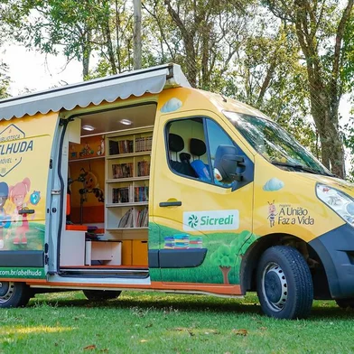Abelhuda - biblioteca móvel autossustentável da Sicredi Pioneira RS<!-- NICAID(14731984) -->