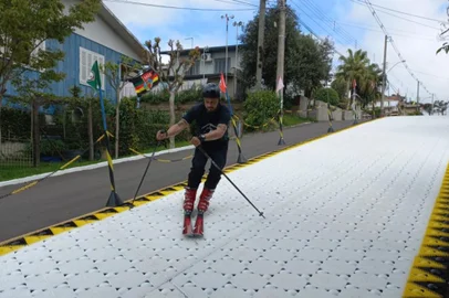 Uma pista itinerante de esqui chama a atenção nas ruas de Garibaldi neste fim de semana. A estrutura de 120 metros de comprimento foi instalada em dois pontos diferentes na manhã deste sábado (25). Primeiro, foi montada em frente à prefeitura municipal, na Rua Júlio de Castilhos, para testes. Depois, a pista foi instalada na Rua Assis Brasil, no bairro Ferroviário, em frente à antiga estação de esqui da cidade. A estrutura permanecerá até domingo neste mesm local. A pista de esqui vai ser inaugurada, oficialmente, no dia 31 de outubro, data que marca o aniversário de Garibaldi, cidade que foi berço da prática do esporte no Brasil.<!-- NICAID(14899074) -->