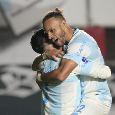 Gremio's Danish forward #22 Martin Braithwaite (R) celebrates after scoring his team's third goal with teammate Gremio's forward #07 Cristian Pavon during the Copa Sudamericana group stage football match between Argentina's Deportivo Riestra and Brazil's Gremio at the Pedro Bidegain stadium in Buenos Aires on May 5, 2026. (Photo by JUAN MABROMATA / AFP)Editoria: SPOLocal: Buenos AiresIndexador: JUAN MABROMATASecao: soccerFonte: AFPFotógrafo: STF<!-- NICAID(16279485) -->