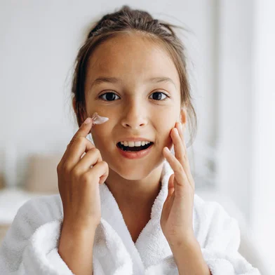 Cute girl applying face creamGarota fazendo skincare - Foto: Petro/stock.adobe.comFonte: 521164133<!-- NICAID(15683556) -->