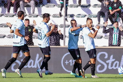 RS - FUTEBOL/CAMPEONATO BRASILEIRO 2025/GREMIO X JUVENTUDE  - ESPORTES - Lance da partida entre Gremio e Juventude disputada na tarde deste domingo, no EstÃ¡dio Alfredo Jaconi, em Caxias do Sul, em partida valida pela Campeonato Brasileiro 2025. FOTO: LUCAS UEBEL/GREMIO FBPA<!-- NICAID(16050923) -->