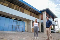 CAXIAS DO SUL, RS, BRASIL, 24/03/2025. Caxias do Sul terá primeira biblioteca parque inspirada em Medellín. Prédio onde será instalado o novo equipamento cultural e esportivo fica localizado no bairro de Lourdes. Luciano Balen, gerente da Fundação Marcopolo E Daiane Dos Santos Luza, especialista de Responsabilidade Social da Fundação Marcopolo. (Neimar De Cesero/Agência RBS)Indexador: Neimar De Cesero<!-- NICAID(16002141) -->