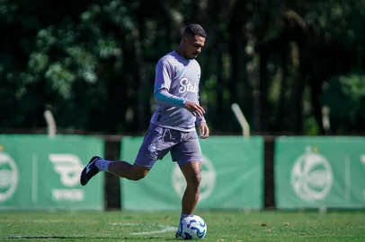 Treino do Juventude para a quarta rodada do Brasileirão 2025. Na foto, o volante Caíque.<!-- NICAID(16016898) -->