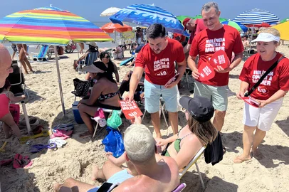 Em uma ação que já se tornou tradicional no fim de semana de Carnaval, o projeto Verão Sem Machismo percorreu a praia de Torres, neste sábado (10), para divulgar informações sobre o combate à violência contra mulheres. A iniciativa foi criada pelo ex-deputado e presidente da Companhia Nacional de Abastecimento (Conab), Edegar Pretto (PT), e hoje é liderada pelo irmão dele, o deputado estadual Adão Pretto Filho (PT), coordenador da frente parlamentar Homens pelo Fim da Violência contra as Mulheres.<!-- NICAID(15676115) -->