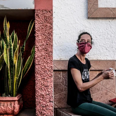 NOVO HAMBURGO, RS, BRASIL - 22/04/2021Paula é costureira. Em março, suas duas máquinas de costura foram roubadas. Sem os equipamentos, não tem conseguido trabalhar. Ela é deficiente visual, aos 17 anos perdeu complemente a visão de olho esquerdo e o direito está comprometido. Sem as máquinas, está costurando à mão, porém força muito seu olho direito. Em razão disto, Paula pede ajuda para adquirir um novo equipamento.<!-- NICAID(14764498) -->