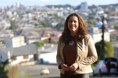 CAXIAS DO SUL, RS, BRASIL, 27/09/2024. Eleições 2024 - Foto para perfil de Denise Pessôa, candidata do PT a prefeita de Caxias do Sul. Denise, 41 anos, atualmente é deputada federal, mas já ocupou outros cargos na administração pública. Começou a atuar na política em 2008, quando foi a vereadora mais jovem eleita em Caxias do Sul. Em 2022, foi presidente da Câmara de Vereadores da cidade. (Porthus Junior/Agência RBS)<!-- NICAID(15879324) -->