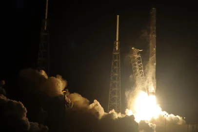 Space X's Falcon 9 rocket launches on January 10, 2015 as it heads to space from pad 40 at Cape Canaveral, Florida, carrying the Dragon CRS5 spacecraft on a resupply mision to the International Space Station (ISS). The Dragon cargo vessel should arrive at the space station at 6:12 am (1112 GMT) on January 12, NASA said. The cargo ship is carrying more than 5,000 pounds (2,268 kilograms) of supplies to the astronauts living in orbit.       AFP PHOTO/BRUCE WEAVER (Photo by BRUCE WEAVER / AFP)Editoria: SCILocal: Cape CanaveralIndexador: BRUCE WEAVERSecao: space programmeFonte: AFPFotógrafo: STR<!-- NICAID(14999232) -->