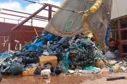 VÍDEO: mais de 11 mil toneladas de dejetos são retirados do Oceano Pacífico<!-- NICAID(15515127) -->