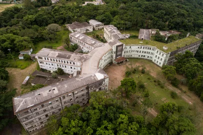 PORTO ALEGRE, RS, BRASIL - 2024.04.04 - Como está o Hospital Parque Belém? Há quase um ano, a Associação Hospitalar Vila Nova anunciava que havia comprado, em leilão, a estrutura do Hospital Parque Belém, fechado desde maio de 2017. Naquele momento, a entidade previa que o local voltasse a operar em um mês, o que nunca se concretizou. Agora, um ano depois, as instalações seguem abandonadas. (Foto: André Ávila/ Agência RBS)<!-- NICAID(15725810) -->