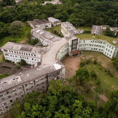 PORTO ALEGRE, RS, BRASIL - 2024.04.04 - Como está o Hospital Parque Belém? Há quase um ano, a Associação Hospitalar Vila Nova anunciava que havia comprado, em leilão, a estrutura do Hospital Parque Belém, fechado desde maio de 2017. Naquele momento, a entidade previa que o local voltasse a operar em um mês, o que nunca se concretizou. Agora, um ano depois, as instalações seguem abandonadas. (Foto: André Ávila/ Agência RBS)<!-- NICAID(15725810) -->
