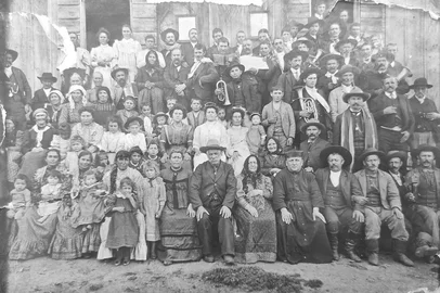 As bodas de ouro do casal de imigrantes Antonio Tibolla e Arcangela Troian Tibolla, em 1910. O local é a casa da família, no antigo Travessão Marquês do Herval, hoje pertencente a Flores da Cunha. <!-- NICAID(15742028) -->