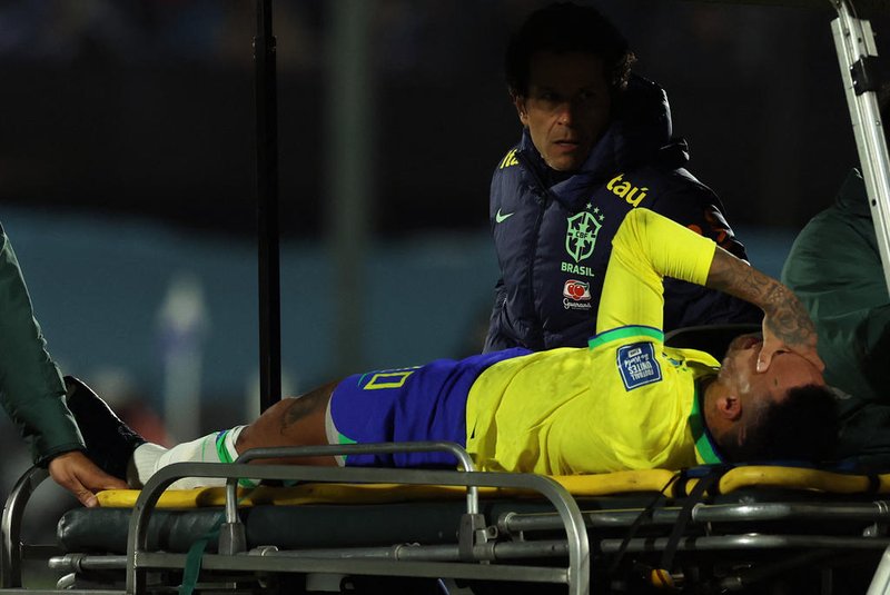Brazil's forward Neymar leaves the field after an injury during the 2026 FIFA World Cup South American qualification football match between Uruguay and Brazil at the Centenario Stadium in Montevideo on October 17, 2023. (Photo by Pablo PORCIUNCULA / AFP)<!-- NICAID(15572554) -->