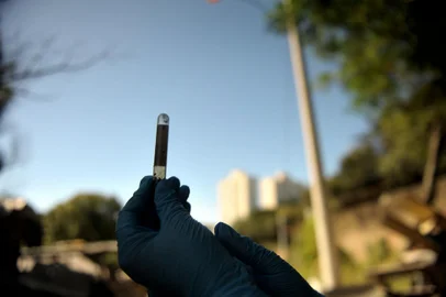 CAXIAS DO SUL, RS, BRASIL, 09/04/2019Combate a dengue: O Pioneiro acompanhou adriana pereira de lima, agente de combate a endemias em dois locais. Um centro de reciclagem e em uma casa perto no bairro marechal Floriano.Adriana pereira de lima, agente de combate a endemias(Lucas Amorelli/Agência RBS)<!-- NICAID(14031625) -->