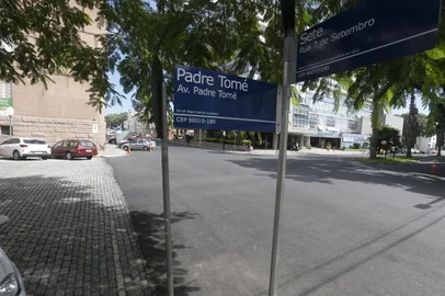 Porto Alegre, RS, Brasil, 18/04/2022 - Asfaltamento irregular da Avenida Padre Tomé em Porto Alegre - Foto: Lauro Alves/Agência RBS<!-- NICAID(15071432) -->