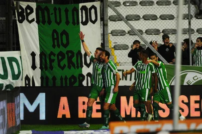 CAXIAS DO SUL, RS, BRASIL, 24/05/2023. Juventude x Atlético-GO, jogo válido pela oitava rodada da série B do Campeonato Brasileiro e realizado no estádio Alfredo Jaconi. Comemoração do segundo gol do Ju, marcado pelo zagueiro Danilo Boza (E) sendo abraçado pelo meia Nenê. (Porthus Junior/Agência RBS)<!-- NICAID(15437500) -->