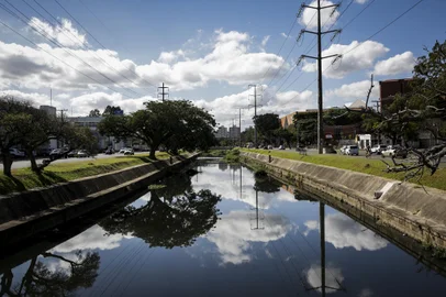 PORTO ALEGRE, RS, BRASIL, 29-04-2021: Arroio Diluvio. Projecao sobre como revitalizar o Arroio Diluvio e o Guaiba, inspirados no arroio Cheonggyecheon em Seul, Coreia do Sul. Especial Porto Alegre 250 anos Arroio Diluvio. (Foto: Mateus Bruxel / Agencia RBS)Indexador: Mateus Bruxel<!-- NICAID(14769921) -->