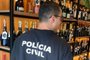 Operação da Polícia Civil apreende mais de 100 garrafas de bebidas em Igrejinha. Foto: Polícia Civil/Divulgação<!-- NICAID(15142797) -->