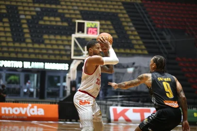 Caxias do Sul Basquete x Mogi das Cruzes, pelo NBB, no Ginásio Wlamir Marques, em São Paulo.<!-- NICAID(14687308) -->