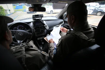 PORTO ALEGRE, RS, BRASIL, 25-02-2026: Patrulhamento da Maria da Penha. Na foto, Soldado Dornelles (Katieli Dornelles, há cinco meses na Patrulha Maria da Penha). Soldado Roger (Roger Escobar de Carvalho, há três anos na Patrulha Maria da Penha)Foto: Ronaldo Bernardi/Agência RBS<!-- NICAID(16232379) -->