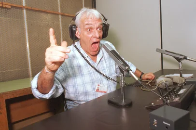 Criador de bordões do futebol brasileiro, narrador Silvio Luiz morre aos 89 anosSP - FUTEBOL/SILVIO LUIZ/MORTE/RQUIVO - ESPORTES - Foto de arquivo de 15/08/1995 do   narrador Silvio Luiz, que morreu nesta   quinta-feira, 16 de maio de 2024, aos   89 anos, em decorrência de falência de   múltiplos órgãos. A informação foi   confirmada pelo Hospital Oswaldo Cruz,   onde o jornalista estava internado na   Unidade de Terapia Intensiva (UTI)   desde o dia 8 deste mês. Silvio Luiz   teve um mal-estar enquanto narrava   Palmeiras x Santos, pela final do   Campeonato Paulista, no dia 7 de abril,   e precisou ser internado em seguida.   15/08/1995 - Foto: ÁLVARO MOTTA/ESTADÃO CONTEÚDOEditoria: ESPORTESLocal: SÃO PAULOIndexador: ÁLVARO MOTTAFonte: AGE-ESTADÃO CONTEÚDOFotógrafo: ESTADÃO CONTEÚDO<!-- NICAID(15765598) -->