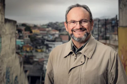 Ramon Vasconcelos / Divulgação Globo Retrato do Ernesto Paglia em pauta para o FabLab no Jardim São Luís, visitando a ORPAS.<!-- NICAID(12055160) -->