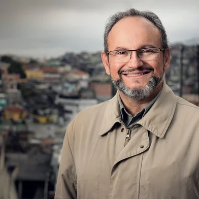 Retrato do Ernesto Paglia em pauta para o FabLab no Jardim São Luís, visitando a ORPAS.<!-- NICAID(12055160) -->