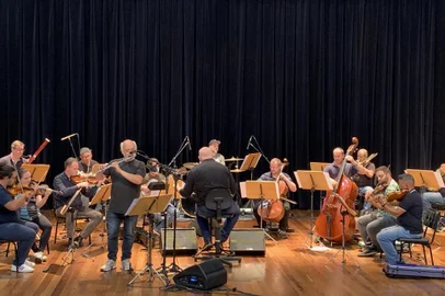 Série de dez concertos gratuitos circula por cidades gaúchasUm dos gêneros musicais brasileiros mais populares, a Bossa Nova é foco do novo projeto do Lions Clube de Caxias do Sul Educação e Cultura - LionsEduC em parceria com a UCS Orquestra, o Bossa Nova no RS. Durante o mês de março, a formação realizará dez concertos gratuitos nas cidades onde a Universidade de Caxias do Sul possui campus como Caxias do Sul, Bento Gonçalves, Nova Prata, Flores da Cunha, Farroupilha, Guaporé, Torres, São Sebastião do Caí e Vacaria. A série de concertos começa dia 02 de março, às 19h30min, no Clube Independente de Flores da Cunha e segue até dia 30, quando será realizada a &uacu te;ltima apresentação às 20h no Auditório da UCS Região das Hortênsias, em Canela (calendário completo no final do release).Regência do maestro Manfredo SchmiedtArranjos  de Pedrinho Figueiredo, que também é solista nas apresentações.<!-- NICAID(15359007) -->