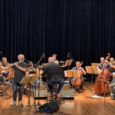 Série de dez concertos gratuitos circula por cidades gaúchasUm dos gêneros musicais brasileiros mais populares, a Bossa Nova é foco do novo projeto do Lions Clube de Caxias do Sul Educação e Cultura - LionsEduC em parceria com a UCS Orquestra, o Bossa Nova no RS. Durante o mês de março, a formação realizará dez concertos gratuitos nas cidades onde a Universidade de Caxias do Sul possui campus como Caxias do Sul, Bento Gonçalves, Nova Prata, Flores da Cunha, Farroupilha, Guaporé, Torres, São Sebastião do Caí e Vacaria. A série de concertos começa dia 02 de março, às 19h30min, no Clube Independente de Flores da Cunha e segue até dia 30, quando será realizada a &uacu te;ltima apresentação às 20h no Auditório da UCS Região das Hortênsias, em Canela (calendário completo no final do release).Regência do maestro Manfredo SchmiedtArranjos  de Pedrinho Figueiredo, que também é solista nas apresentações.<!-- NICAID(15359007) -->