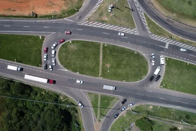 NOVA SANTA RITA, RS, Brasil, 23-02-2024: BR-386 - km 435, na rótula com a Avenida Santa Rita. Viadutos prometidos para Nova Santa Rita ainda não começaram a ser construídos na rodovia BR-386. Foto: Mateus Bruxel / Agência RBS<!-- NICAID(15687994) -->