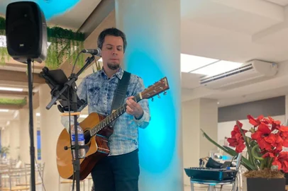 Desde a segunda-feira, dia 5 de junho, o Prataviera Shopping, de Caxias do Sul, está promovendo ações alusivas ao Dia dos Namorados. O cantor Jonas Godoy está animando a Praça de Alimentação com apresentações musicais acústicas, das 17h30min às 19h30min. Haverá apresentação nesta quarta-feira (07), na sexta (09), no sábado (10) e na segunda (12). Durante o som acústico são distribuídas maçãs do amor para o público. Na sexta-feira (09) haverá também uma ação especial com distribuição de brindes.LEGENDA DA FOTO: O cantor Jonas Godoy está animando a Praça de Alimentação<!-- NICAID(15450256) -->