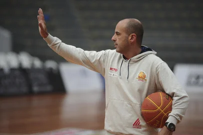 CAXIAS DO SUL, RS, BRASIL, 13/04/2022. Caxias do Sul Basquete se prepara para encarar o Paulistano, pela penúltima rodada da fase de classificação do Novo Basquete Brasil (NBB), no Ginásio do Sesi. Na foto, de casaco branco, o técnico Rodrigo Barbosa. (Bruno Todeschini/Agência RBS)<!-- NICAID(15067760) -->