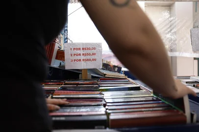 Porto Alegre, RS, Brasil – Feira do Livro de Porto Alegre. Nos últimos dias do evento, leitores aproveitam as promoções e os saldos nas bancas para garantir novas leituras e fechar mais uma edição da tradicional feira literária da capital gaúcha.<!-- NICAID(16166700) -->