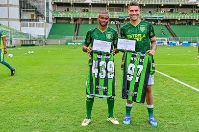 Juninho. Moisés, futebol, América-MG