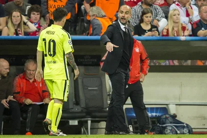 550700173Barcelona's Argentinian forward Lionel Messi (L) is to shake hands with Bayern Munich's Spanish head coach Pep Guardiola as he leaves the pitch at half time during the UEFA Champions League football match semi final FC Bayern Munich vs FC Barcelona in Munich on May 12, 2015.  AFP PHOTO / ODD ANDERSEN (Photo by ODD ANDERSEN / AFP)Editoria: SPOLocal: MunichIndexador: ODD ANDERSENSecao: soccerFonte: AFPFotógrafo: STR<!-- NICAID(15421028) -->