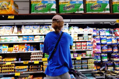 NEW YORK, NEW YORK - JUNE 10: A person reaches for an item at Ideal Fresh Market of Church Ave on June 10, 2022 in the Flatbush neighborhood of Brooklyn in New York City. The Labor Department announced today that consumer inflation rose to an 8.6% annual rate in May, the highest level in more than four decades with increasing energy and food prices pushing prices higher.   Michael M. Santiago/Getty Images/AFP (Photo by Michael M. Santiago / GETTY IMAGES NORTH AMERICA / Getty Images via AFP)<!-- NICAID(15121113) -->