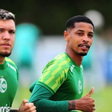 CAXIAS DO SUL, RS, BRASIL, 27/12/2022. Treino do Juventude no Centro de Formação de Atletas e Cidadãos (CFAC). O Juventude se prepara para a estreia do Campeonato Gaúcho 2023. Na foto, Gabriel Aires (E) e Wesley Hudson. (Porthus Junior/Agência RBS)<!-- NICAID(15306032) -->