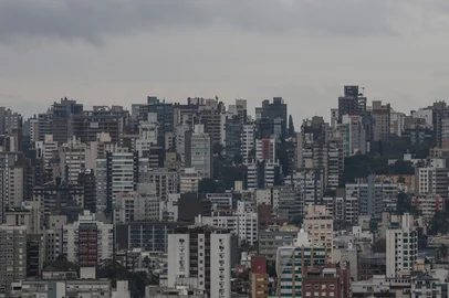 PORTO ALEGRE, RS, BRASIL, 07-08-2025: Fotos de prédios em Porto Alegre para matéria sobre o Plano Diretor da cidade. Proposta que será enviada à Câmara Municipal visa permitir construções de até 90 metros em alguns locais e de até 130 metros em outros pontos centrais da Capital. Foto: André Ávila/Agência RBSIndexador: Andre Avila<!-- NICAID(16096993) -->