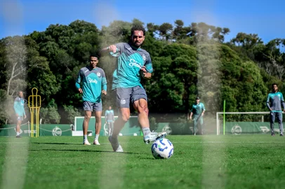 Centroavante Gilberto durante treinamento no Centro de Formação de Atletas.<!-- NICAID(16029517) -->