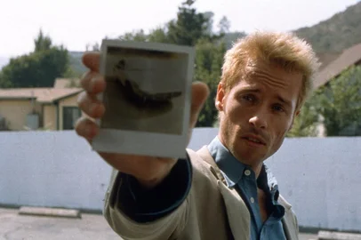 Guy Pearce no filme Amnésia (Memento, 2000)<!-- NICAID(15532300) -->