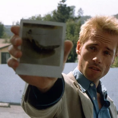 Guy Pearce no filme Amnésia (Memento, 2000)<!-- NICAID(15532300) -->