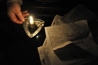 Kelly Dall'Agnol, 26 anos,  e sua família estão há mais de 30 dias em luz em casa, no bairro Cidade Nova. Segundo ela, a RGE só reeligará a luz após  a construçao de um cubiculo para medição de energia.  Local: Caxias do SulFonte: Agencia RBS<!-- NICAID(7309979) -->
