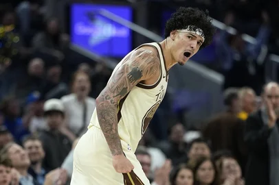 SAN FRANCISCO, CALIFORNIA - FEBRUARY 09: Gui Santos #15 of the Golden State Warriors reacts after making a three-point shot against the Memphis Grizzlies in the second half at Chase Center on February 09, 2026 in San Francisco, California. NOTE TO USER: User expressly acknowledges and agrees that, by downloading and or using this photograph, User is consenting to the terms and conditions of the Getty Images License Agreement.   Thearon W. Henderson/Getty Images/AFP (Photo by Thearon W. Henderson / GETTY IMAGES NORTH AMERICA / Getty Images via AFP)<!-- NICAID(16222167) -->