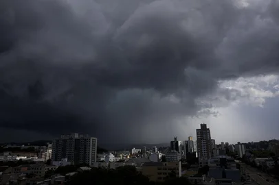 PORTO ALEGRE, RS, BRASIL, 02-01-2026: Mudança no tempo no fim de tarde em Porto Alegre. Foto: Mateus Bruxel/Agência RBSIndexador: MATEUS BRUXEL<!-- NICAID(16197048) -->