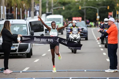 Corrida/evento/maratona New Balance 42k Porto Alegre. Vencedora, primeiro lugar, da maratona feminina, Viola Jelagat Kosgei<!-- NICAID(15747046) -->