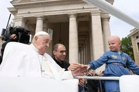 Papa Francisco saúda os fiéis no Domingo de Páscoa. Foto: Vatican Media / Divulgação<!-- NICAID(16021417) -->