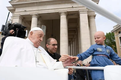 Papa Francisco saúda os fiéis no Domingo de Páscoa. Foto: Vatican Media / Divulgação<!-- NICAID(16021417) -->