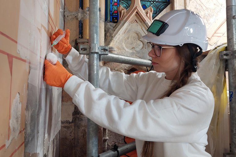 Juliana foi a única brasileira na equipe de pintura mural e decorativa, composta majoritariamente por franceses.