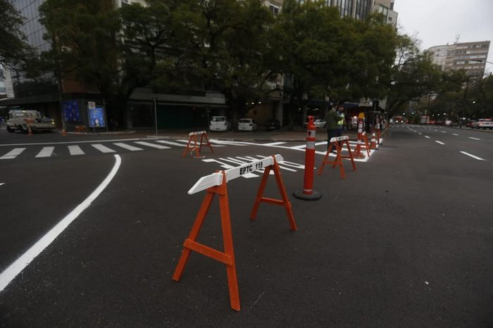 Cavaletes da EPTC isolam o trânsito no local